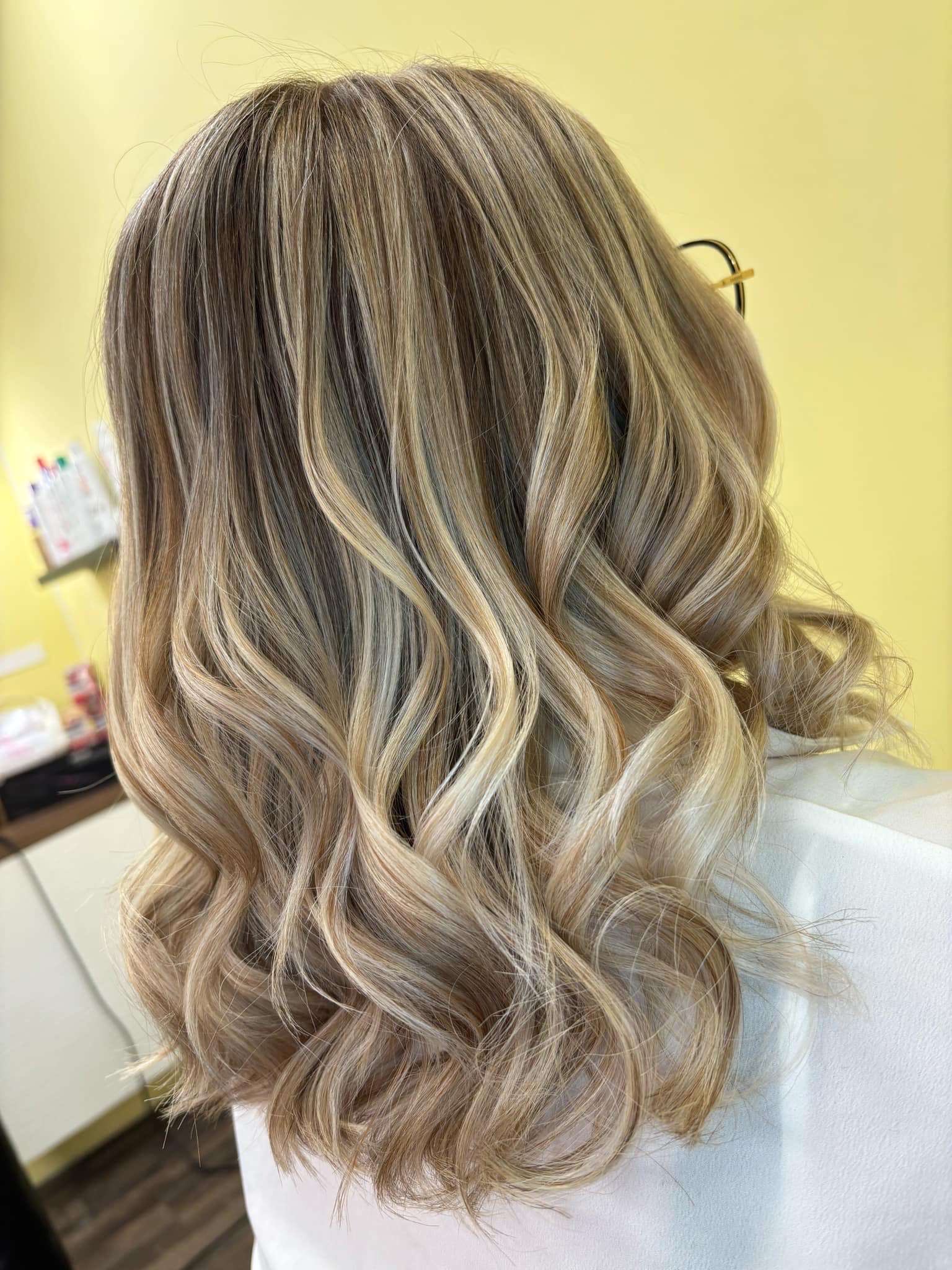 Coiffure femme - Mèches blondes et boucles